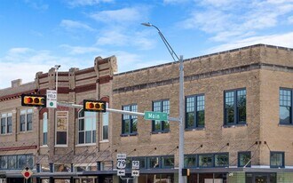 102 E 2nd St in Taylor, TX - Building Photo