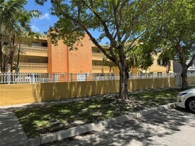 1821 NE 168th St in North Miami Beach, FL - Building Photo