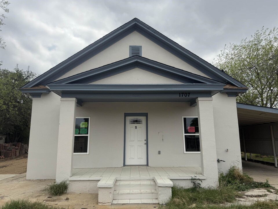 1707 Laredo St in Laredo, TX - Building Photo