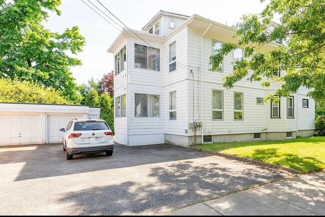 61 Pine St, Unit 2 in Belmont, MA - Foto de edificio - Building Photo