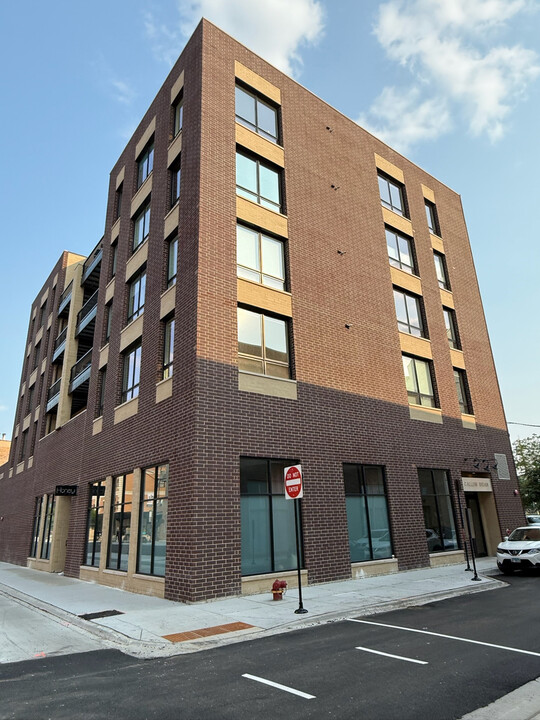 680 N Milwaukee Ave in Chicago, IL - Building Photo
