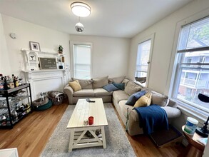 67 Kinnaird St, Unit 2 in Cambridge, MA - Building Photo - Building Photo