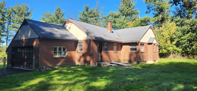 1 Wakeman Rd in Vestal, NY - Foto de edificio - Building Photo