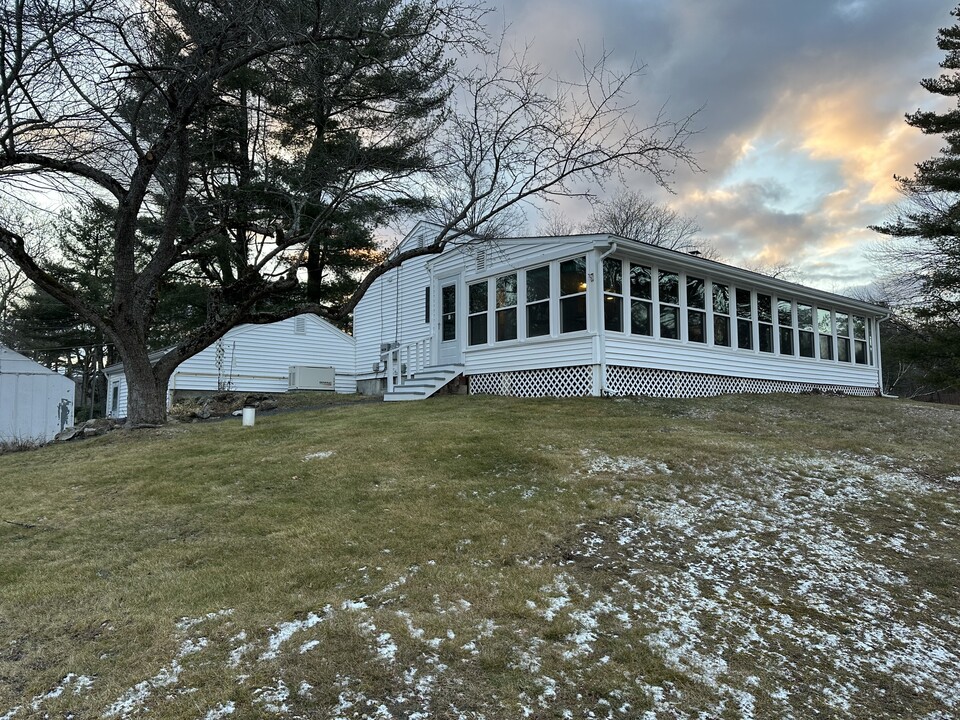 15 Knoll Dr in Harwinton, CT - Building Photo