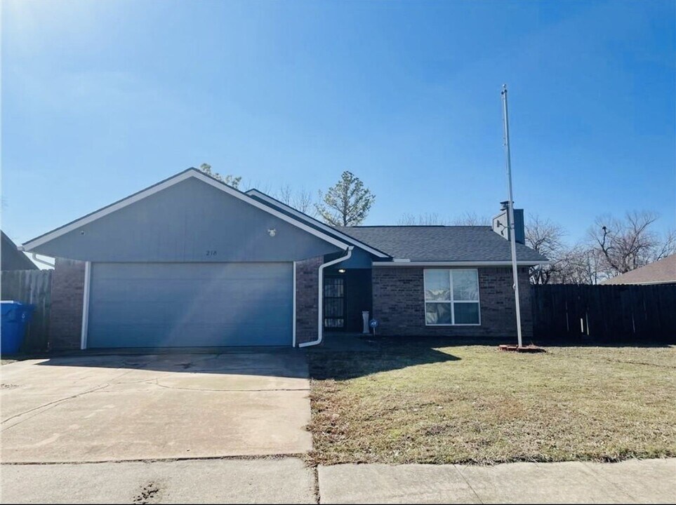 218 Falcon Ct in Norman, OK - Building Photo