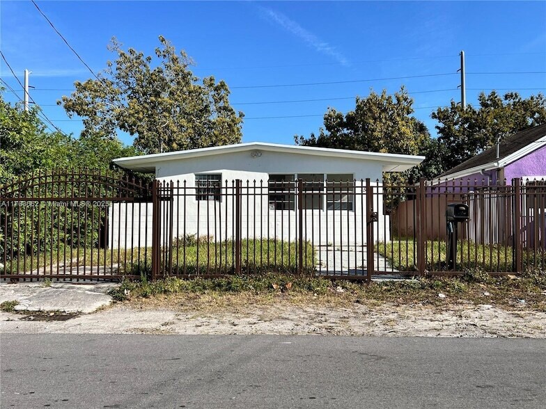 1557 NW 66th St in Miami, FL - Building Photo