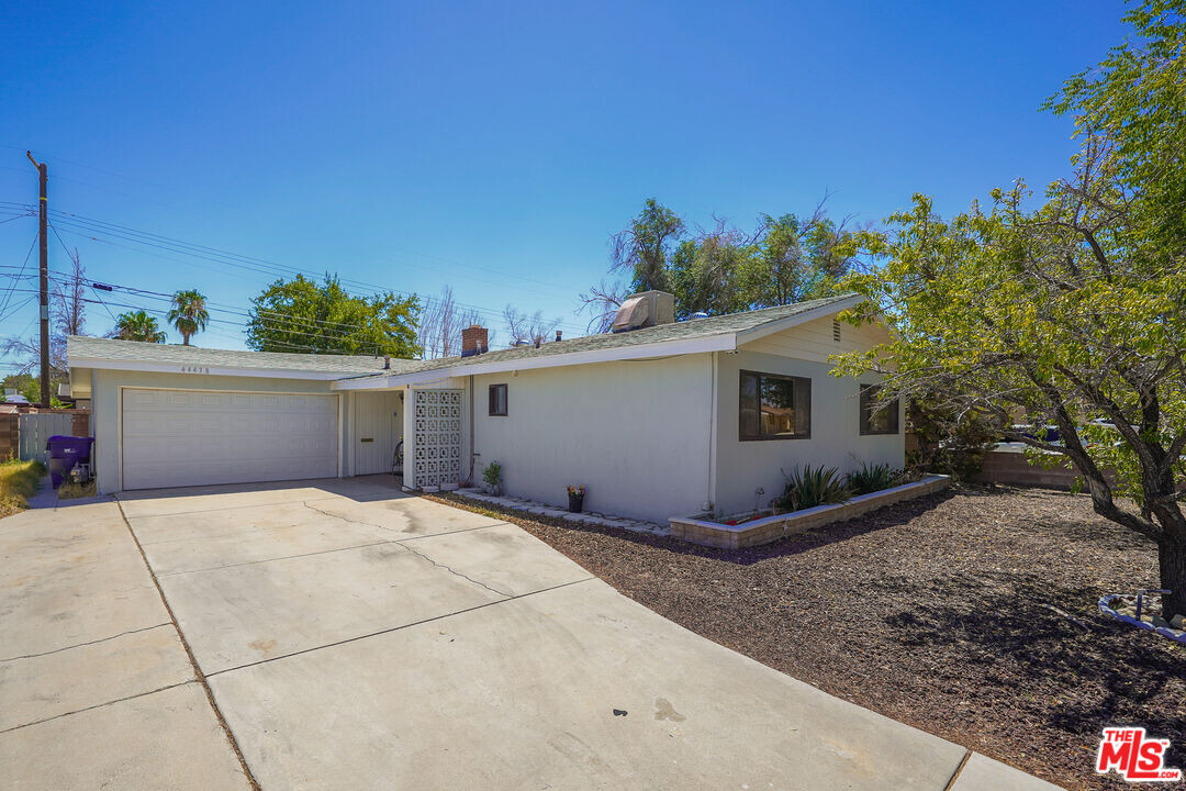 44438 Stanridge Ave in Lancaster, CA - Building Photo