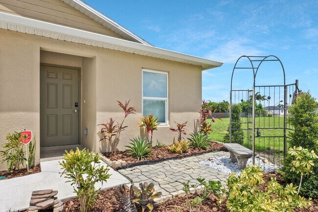 2426 Santa Barbara Blvd N in Cape Coral, FL - Building Photo - Building Photo