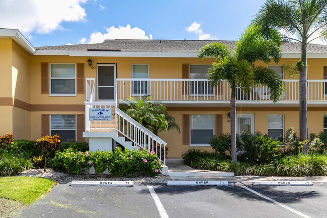 1305 Mainsail Dr in Naples, FL - Foto de edificio - Building Photo