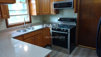 8249 Imperial Dr in Franklin, WI - Building Photo - Building Photo
