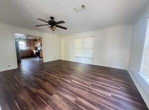 1002 Barnhill St in Brenham, TX - Building Photo - Building Photo