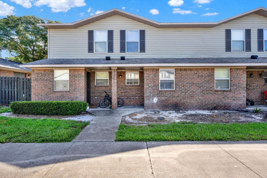 230 Whispering Oaks Ct in Orange City, FL - Building Photo