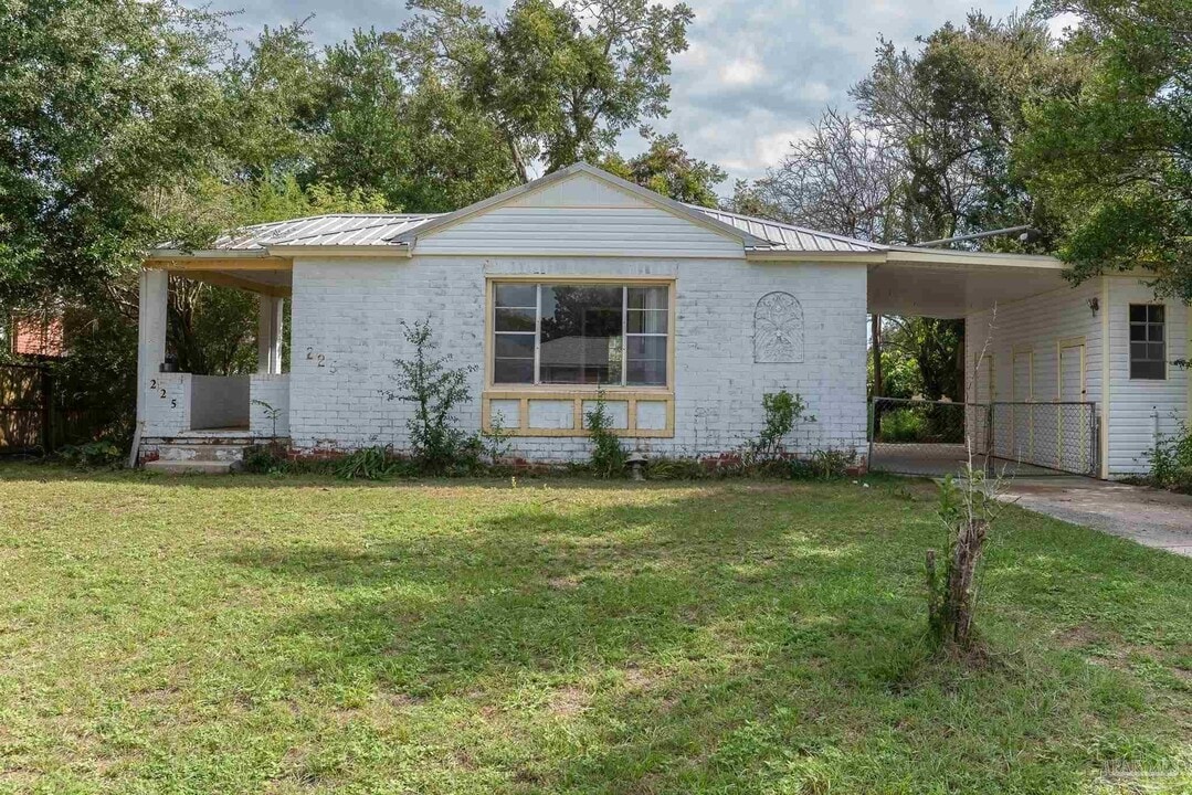 225 Bryant Rd in Pensacola, FL - Building Photo