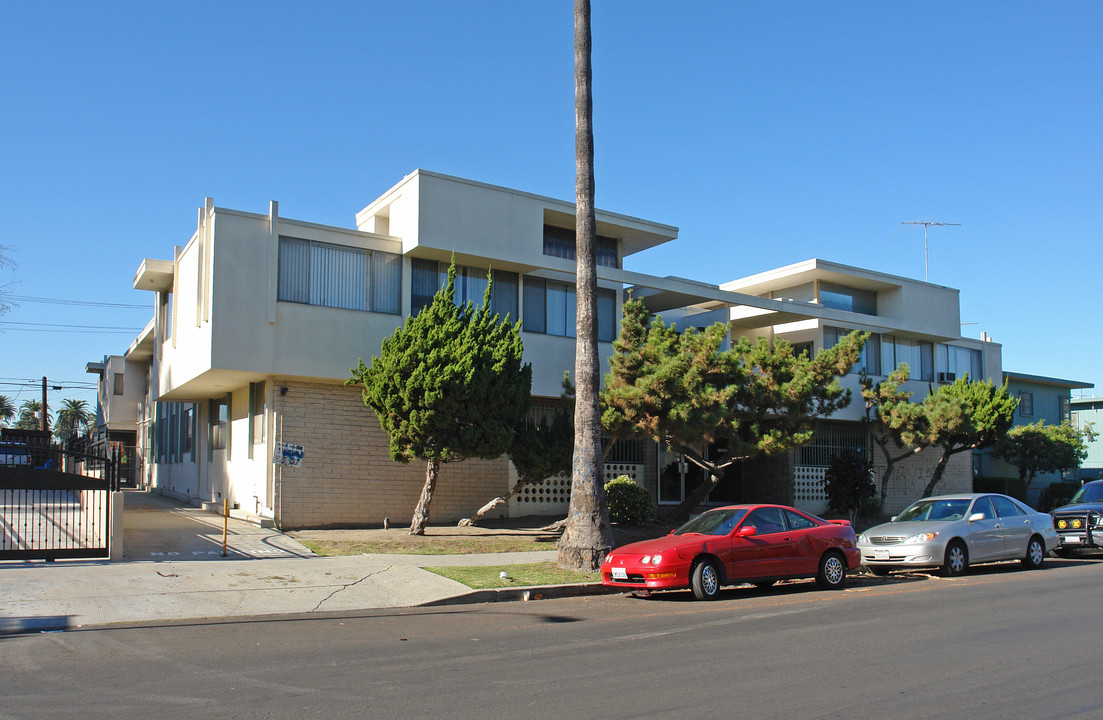 1117 S Bronson Ave in Los Angeles, CA - Foto de edificio