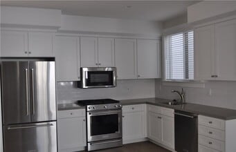 228 16th Pl in Manhattan Beach, CA - Building Photo - Building Photo