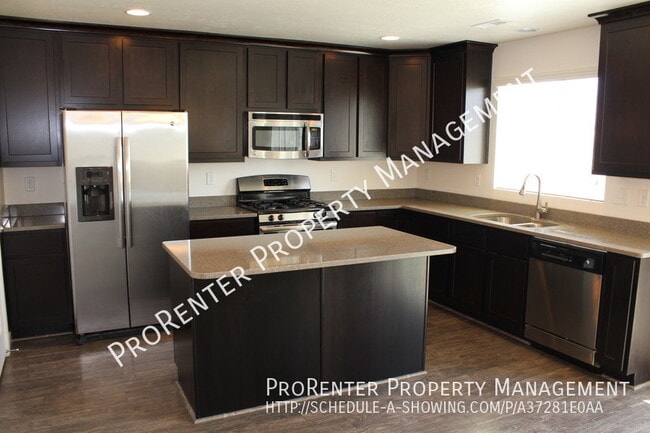 1045 Stonehaven Dr in North Salt Lake, UT - Building Photo - Building Photo