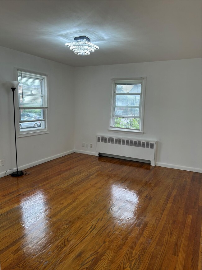 19 Hickory Rd in Port Washington, NY - Building Photo - Building Photo