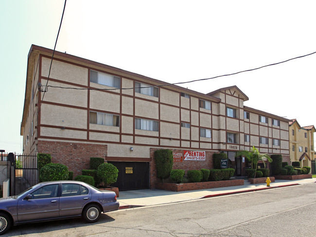 Crestgarden Apartments in Hawthorne, CA - Foto de edificio - Building Photo