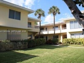 80 Park Dr in Bal Harbour, FL - Building Photo