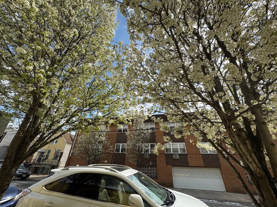 210 Bergenline Ave, Unit Apt 15 in Union City, NJ - Building Photo