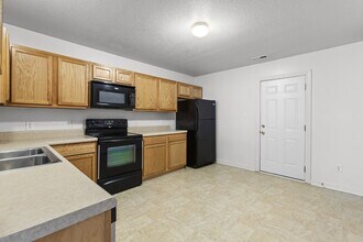 210 Springwood Dr in Jacksonville, NC - Building Photo - Building Photo
