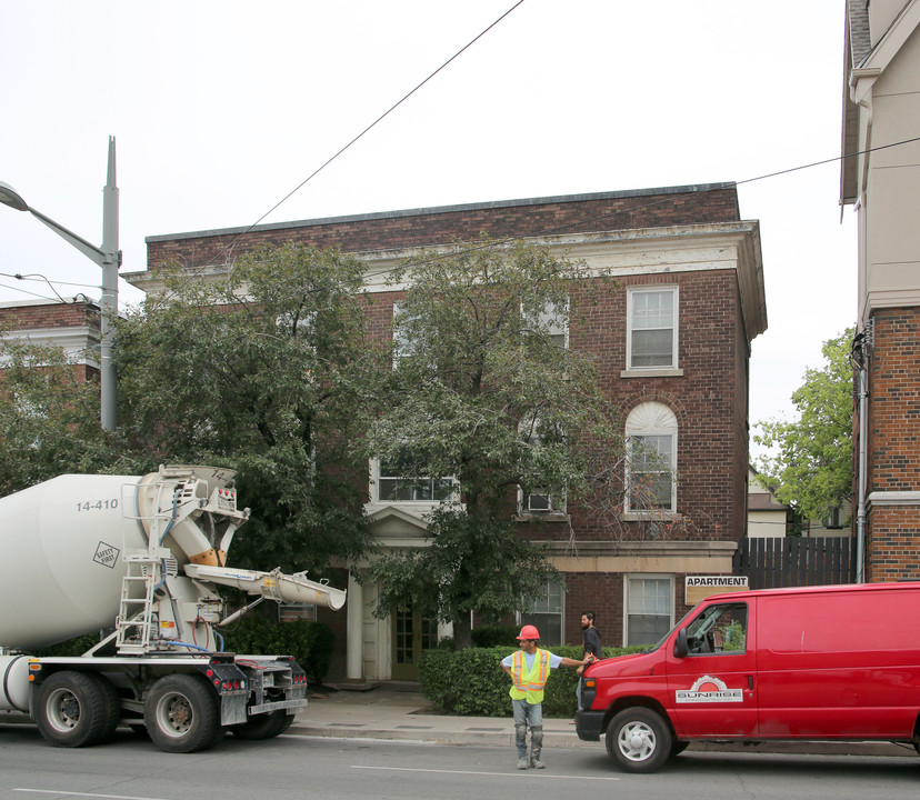 917 St Clair Ave W in Toronto, ON - Building Photo