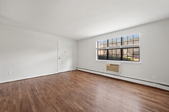 340 Charter Oak St, Unit D in Manchester, CT - Building Photo - Building Photo