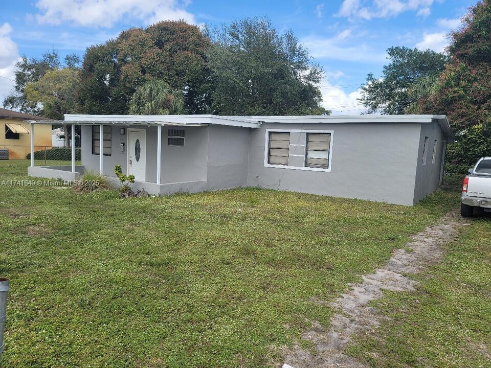 2351 NW 132nd St in Miami, FL - Building Photo