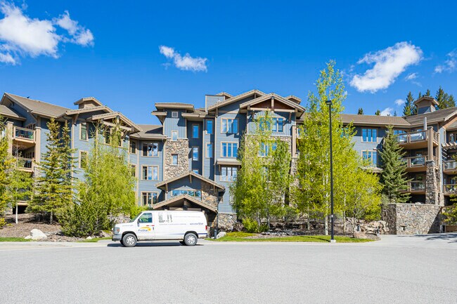 The Pinnacle in Canmore, AB - Building Photo - Building Photo