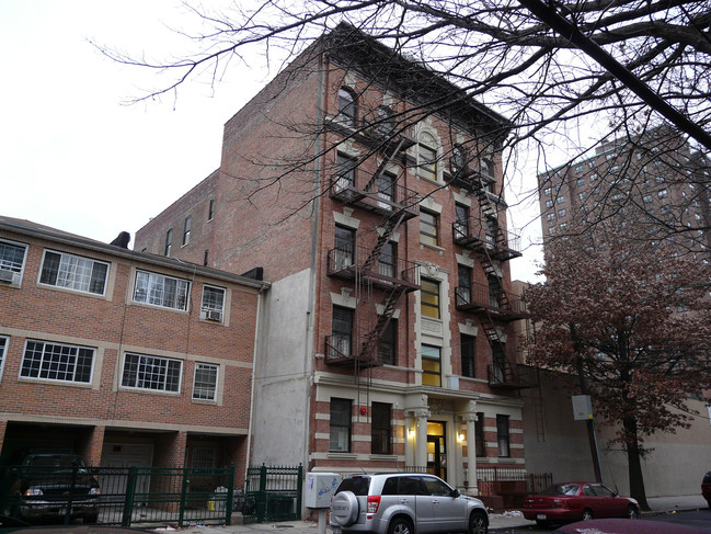 404 E 141st St in Bronx, NY - Foto de edificio - Building Photo