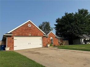 102 NW Apple Blossom in Bentonville, AR - Foto de edificio - Building Photo