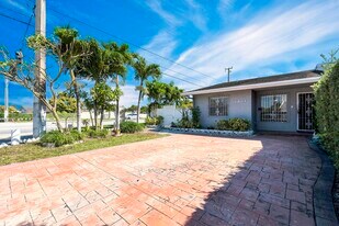 2401 SW 102nd Ave in Miami, FL - Building Photo