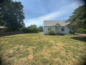 1990 Gilham Rd in Eugene, OR - Building Photo - Building Photo