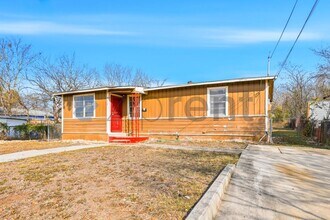 512 S Monumental St in San Antonio, TX - Foto de edificio - Building Photo