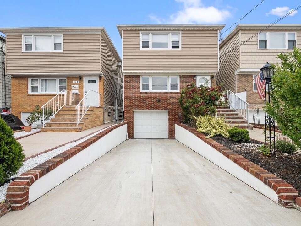 412 Cator Ave in Jersey City, NJ - Building Photo