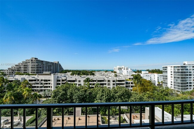 251 Crandon Blvd in Key Biscayne, FL - Foto de edificio - Building Photo