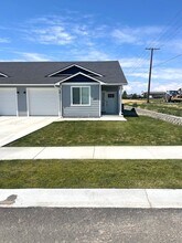 240 Claret Dr in Prosser, WA - Building Photo - Building Photo