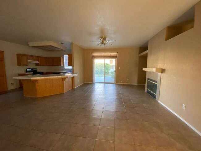 10620 Petalo Dr in Bakersfield, CA - Building Photo - Building Photo