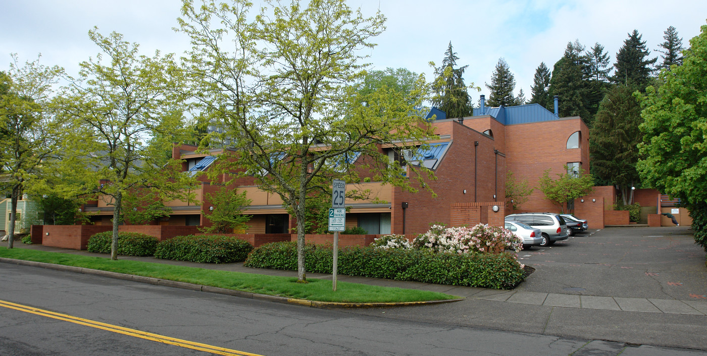 106-148 High St in Eugene, OR - Building Photo