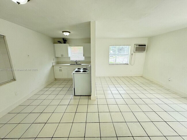 201 NW 77th St in Miami, FL - Building Photo - Building Photo