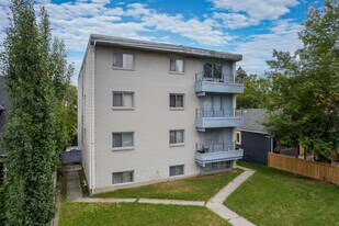 2117 16 St SW in Calgary, AB - Building Photo