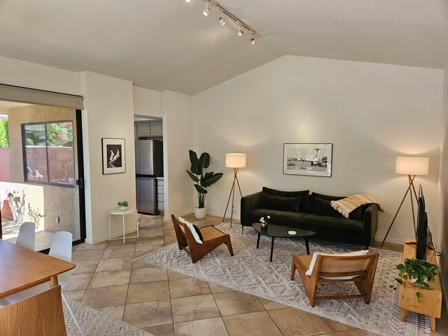 2501 N Indian Canyon Dr in Palm Springs, CA - Building Photo - Building Photo
