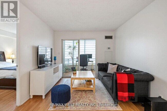 155 Hillcrest Ave in Mississauga, ON - Building Photo - Building Photo