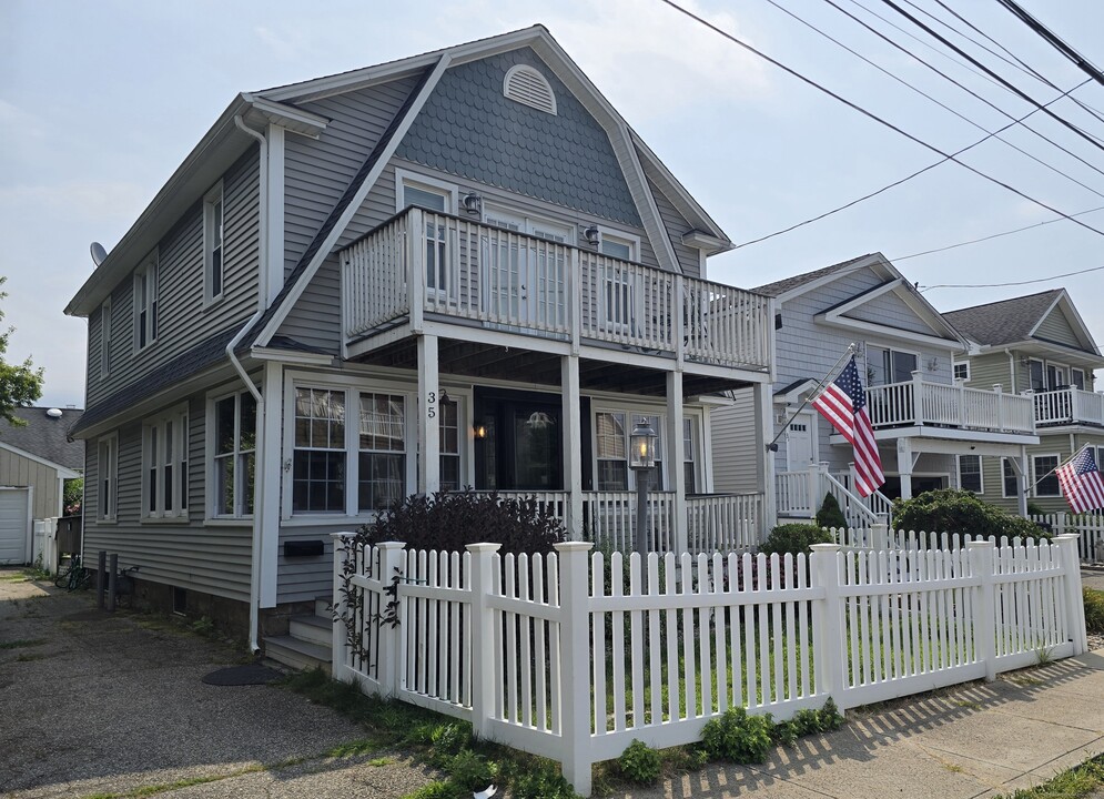 35 Coolridge Rd in Milford, CT - Building Photo