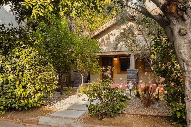 property at 1123 W Kensington Rd