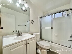 12029 Goshen Ave, Unit 6 in Los Angeles, CA - Foto de edificio - Building Photo