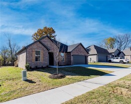 300 N Yona Ln in Farmington, AR - Foto de edificio - Building Photo