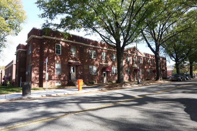 Saint James Mutual Homes in Washington, DC - Foto de edificio - Building Photo