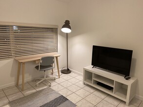 266 NE 111th St, Unit Furnished efficiency in Miami, FL - Building Photo - Building Photo