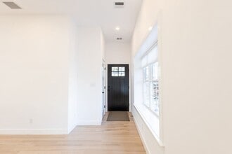 17 Harding Rd in Norwood, MA - Foto de edificio - Building Photo